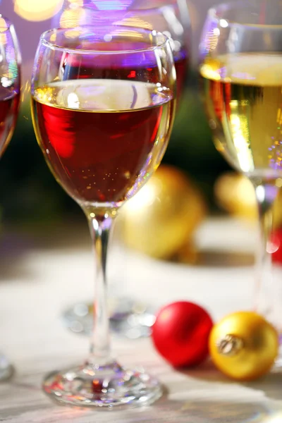 와인과 크리스마스 장식 — 스톡 사진
