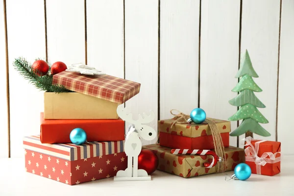 Presentes de Natal em fundo de madeira — Fotografia de Stock