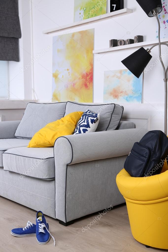 Mooie moderne woonkamer met grijze bank en vloerlamp — stockfoto ... Woonkamer modern banken