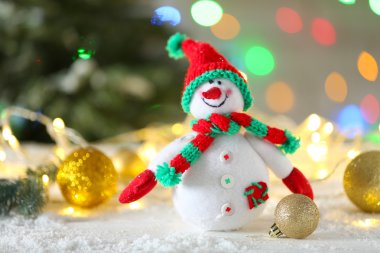 Noel arka plan üzerinde sevimli kardan adam