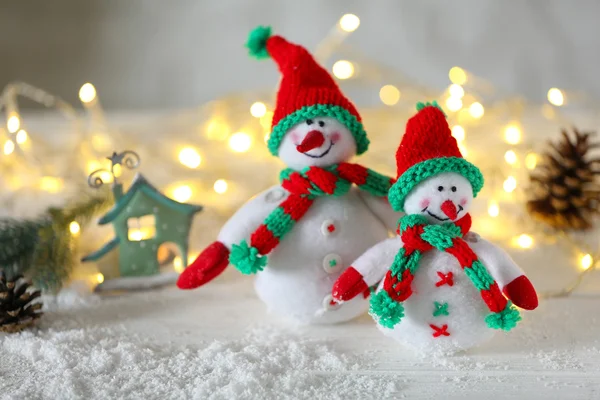 Bonitos bonecos de neve no fundo de Natal — Fotografia de Stock