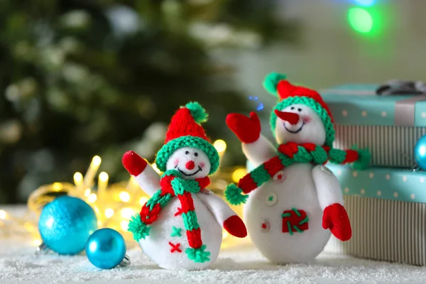 Bonhommes de neige mignons sur fond de Noël — Photo