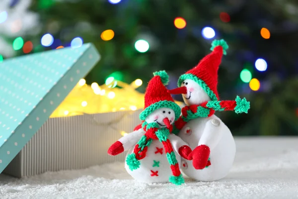 Милые снеговики на рождественском фоне — стоковое фото