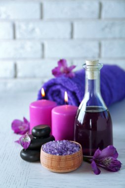 kaplıca tedavisi Beyaz ahşap masa üzerinde güzel kompozisyon