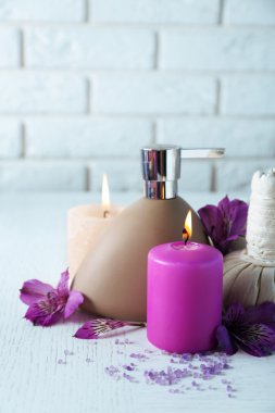 kaplıca tedavisi Beyaz ahşap masa üzerinde güzel kompozisyon