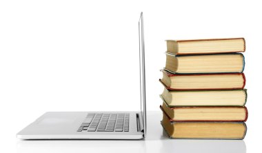 Kitap üzerinde beyaz izole dizüstü bilgisayar ile yığını