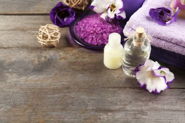 Spa mor çiçekli natürmort