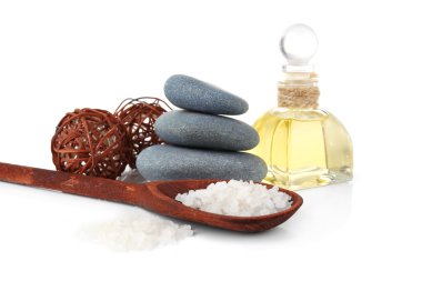 Güzel spa kompozisyon üzerinde beyaz izole taşlarla