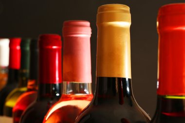 şarap şişeleri üst üste