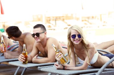 Gençler şezlong üzerinde rahatlatıcı