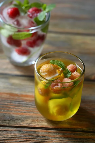 Verres de boisson rafraîchissante froide d'été avec des baies et des glaçons sur la table gros plan — Photo