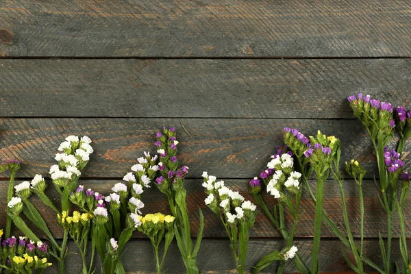 Lindas flores silvestres em fundo de madeira — Fotografia de Stock