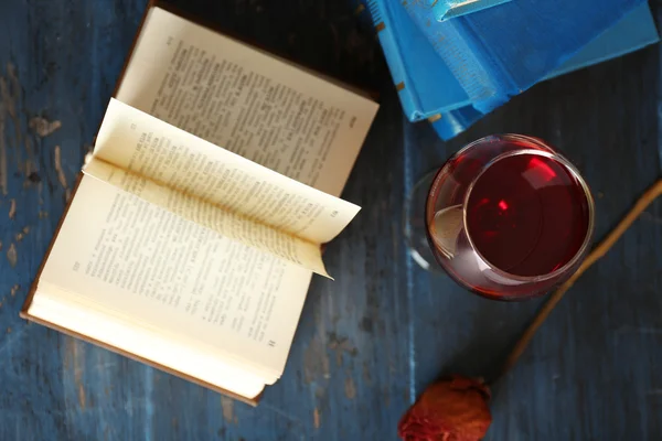 Close-up van mooie compositie met glas wijn met oude boeken op tafel — Stockfoto