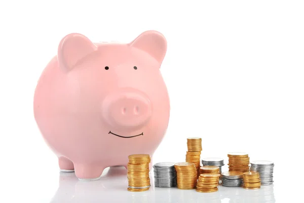 Piggy bank rosa com moedas isoladas em branco — Fotografia de Stock