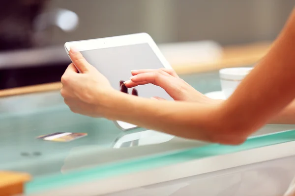 Жінка руки, використовуючи планшет на столі крупним планом — стокове фото