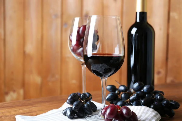 Mooi stilleven met wijn en druivenmost op houten tafel — Stockfoto