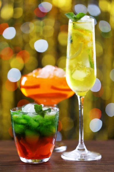 Glazen van cocktails met ijs op de achtergrond wazig lights — Stockfoto