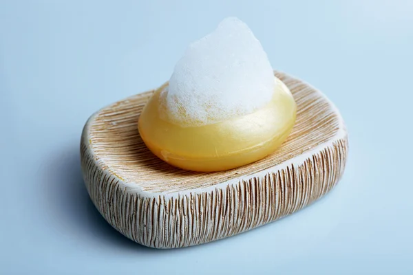 Savon avec mousse isolé sur blanc — Photo