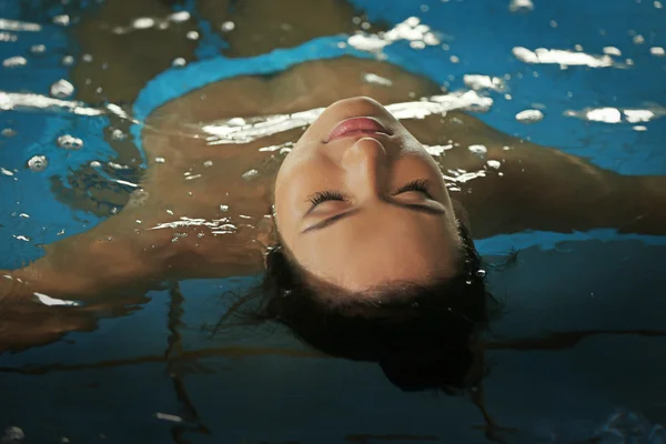 Hermosa mujer joven en la piscina — Foto de Stock