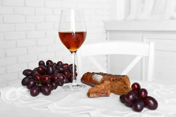 Glass of wine with bread and grapes — Stock Photo, Image