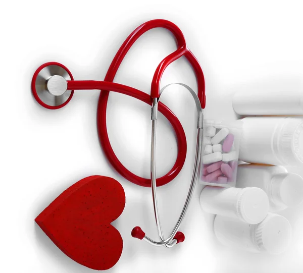 Stetoscopio medico con pillole e cuore — Foto Stock