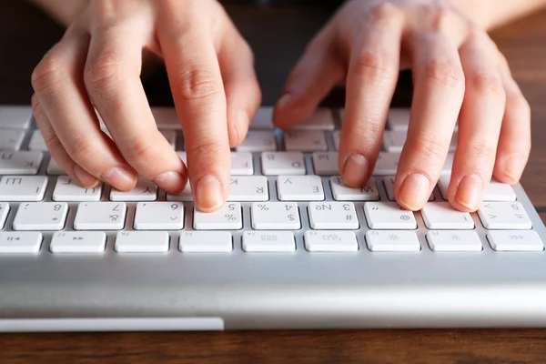 Manos femeninas escribiendo en el teclado — Foto de Stock