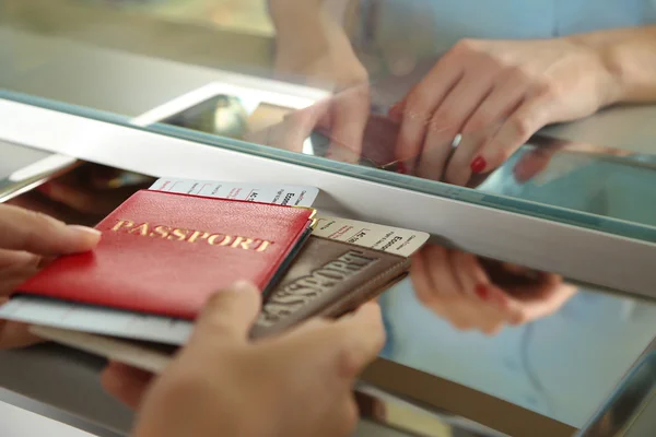 Kobieta kupno biletów z paszportów — Zdjęcie stockowe