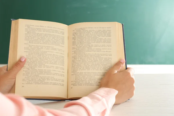 Vrouw handen met boek — Stockfoto