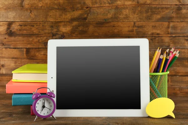 Attrezzatura scolastica con tablet digitale — Foto Stock