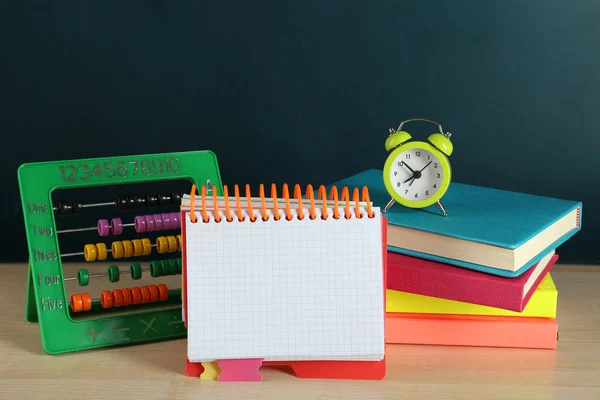 Equipamento escolar na mesa de madeira — Fotografia de Stock