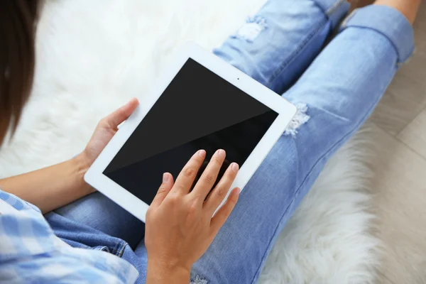 Vrouw die werkt met digitale tablet — Stockfoto