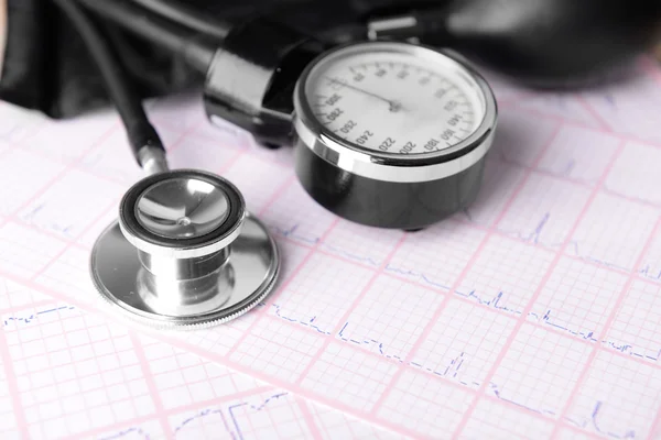 Blutdruckmessgerät, digitales Tablet und Stethoskop — Stockfoto