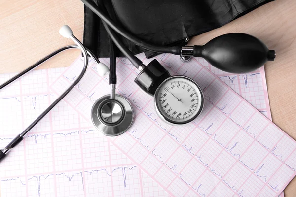 Medidor de presión arterial, tableta digital y estetoscopio —  Fotos de Stock