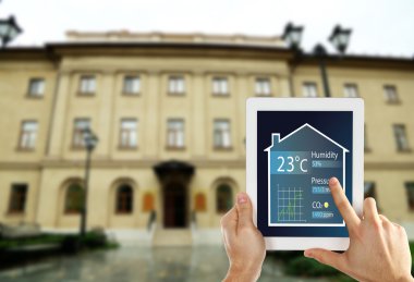 Akıllı enerji denetleyicisi veya uzaktan ev denetimini online tablet-PC