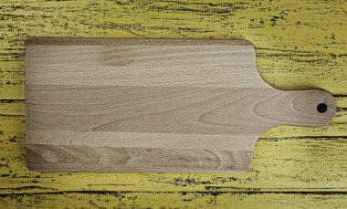 Ahşap arka planda kesme tahtası