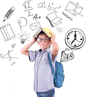 Beyaz izole okul simgelerle küçük okul çocuğu