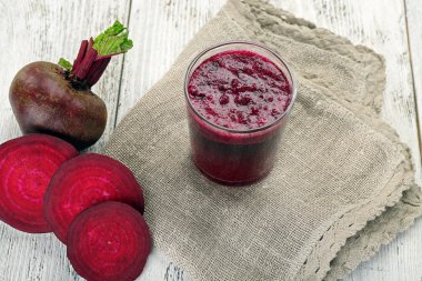 Pancar suyu masada sebzeli yakın çekim