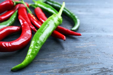 Biber ahşap masa üzerinde kapat