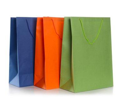 Kağıt alışveriş torbaları beyaz üzerine izole