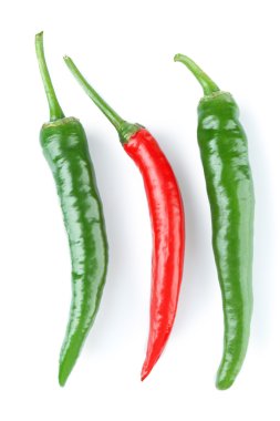 Acı biberler beyaz üzerine izole edilmiş