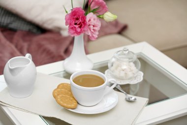 Kahve masada oturma odasında