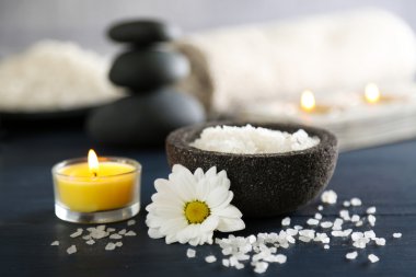 Tablo renkli arka plan üzerinde kaplıca tedavisi bileşimi