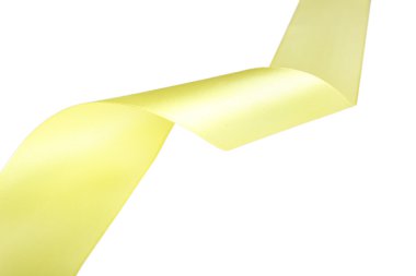 Sarı kurdele beyaz üzerine izole edilmiş.