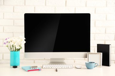 modern bilgisayar ile ofis işyeri