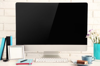 modern bilgisayar ile ofis işyeri