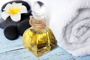 Güzel spa kompozisyon masada taşlarla yakın çekim