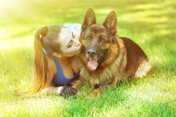 공원에 개를 가진 아름 다운 소녀 — 스톡 사진