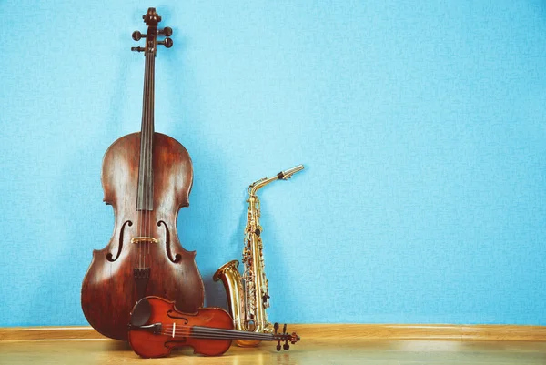 Musikinstrument på turkos tapet bakgrund — Stockfoto
