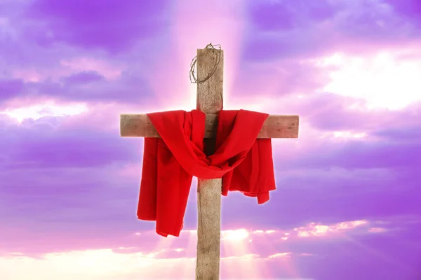 Cruz com coroa e pano vermelho — Fotografia de Stock