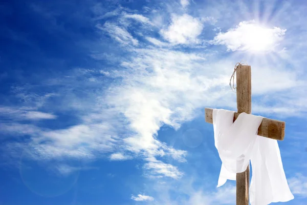 Хрест з білою тканиною — стокове фото
